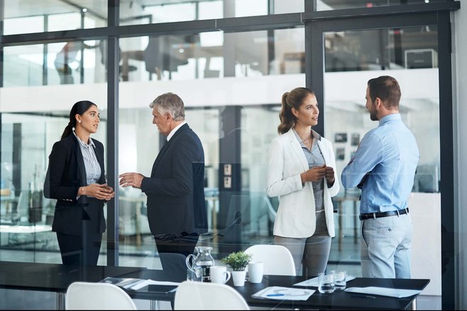 Führungskräfte im Networking Gespräch