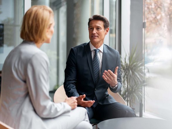 Führungskraft im Gespräch mit Executive Coach