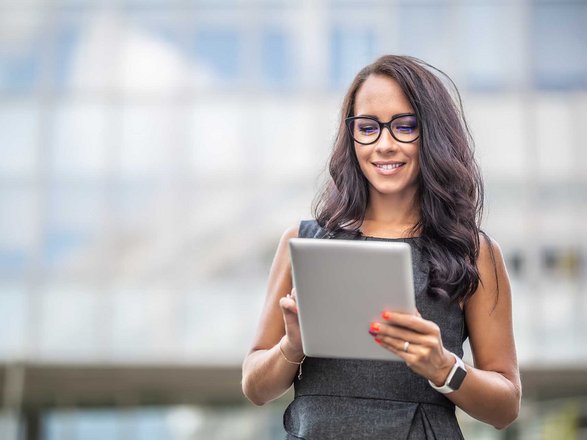 Führungskraft mit Tablet, Social Media für Führungskräfte