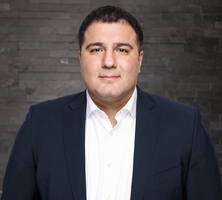 Portrait Attila Khan, Executive Karriereberater für Jobwechsel in der Wirtschaftskrise