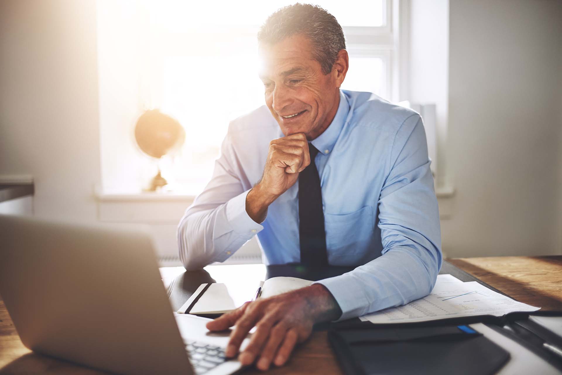Topmanager im Büro, zufrieden, gute Erfahrungen mit The Boardroom Coaching