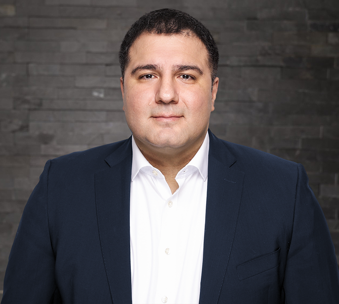 Portrait Attila Khan, Executive Karriereberater für Jobwechsel in der Wirtschaftskrise