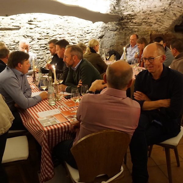 Executives treffen sich bei der The Boardroom Lounge im Weinkeller